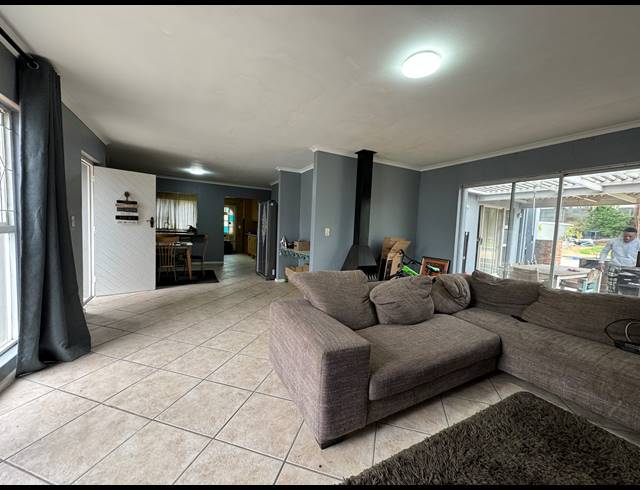 5 BEDROOM FREESTANDING FOR SALE IN TABLE VIEW